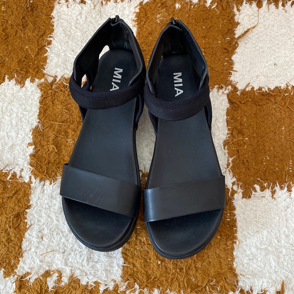MIA black cushiony sandals